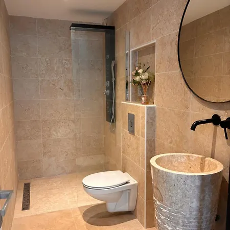 Luxury Riviera Villa* Short Walk To & Center * 케인즈수르메르